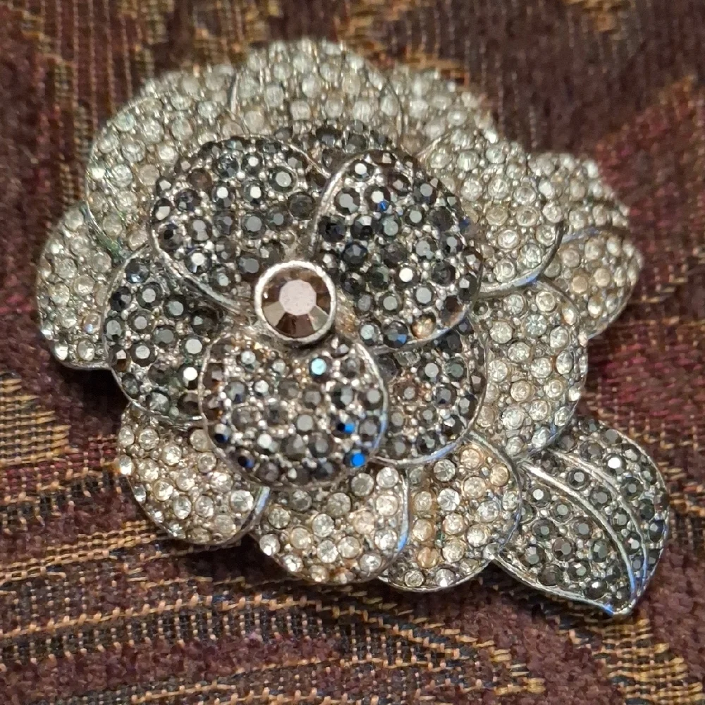 Elegant Silver Floral Brooch